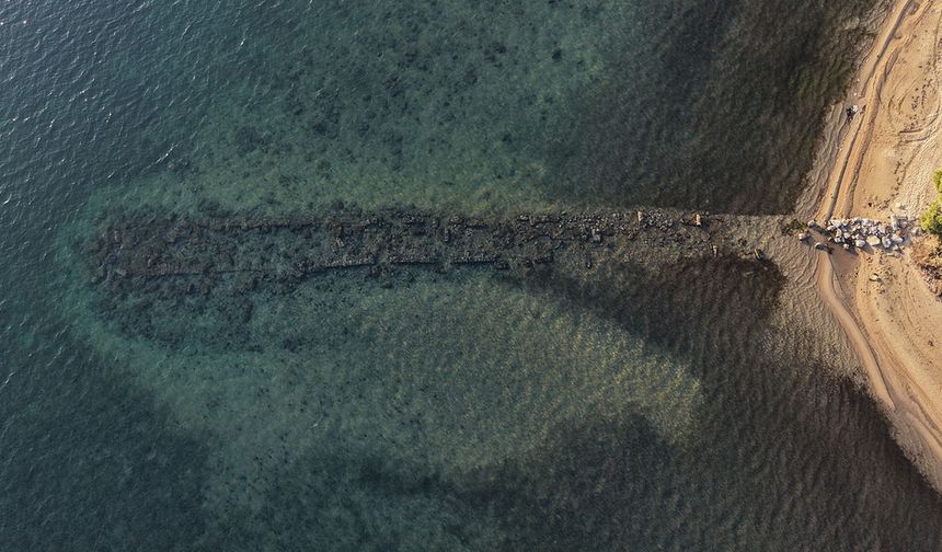 Erdek Körfezi’nde deniz çekildi, antik liman gün yüzüne çıktı