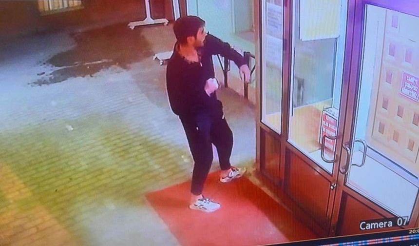 Eskişehir’de kimliği belirsiz şahıs cami kapısını yumrukladı