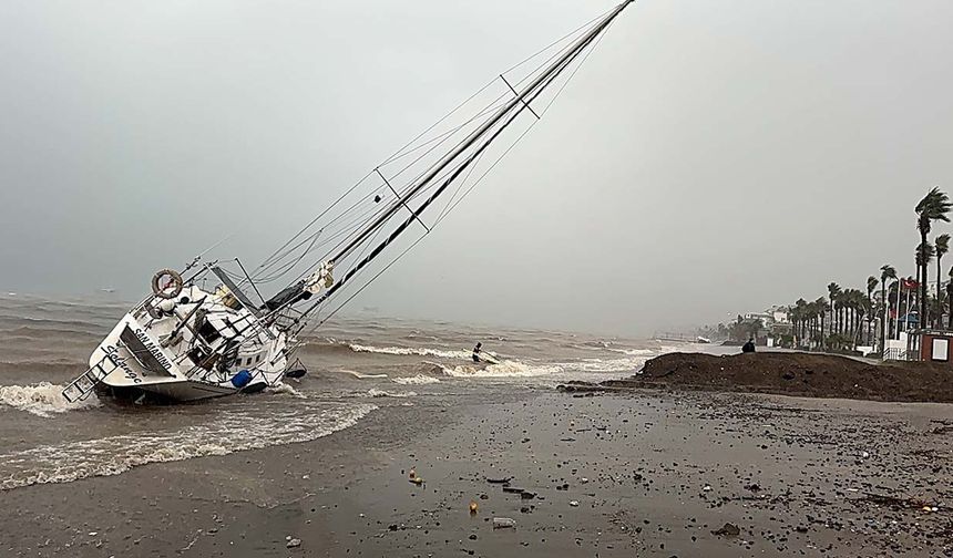 Marmaris'te fırtına ve sağanak etkili oldu: 3 tekne karaya vurdu