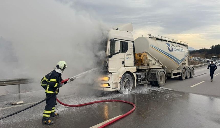 Bilecik'te seyir halindeki beton mikseri bir anda alev aldı
