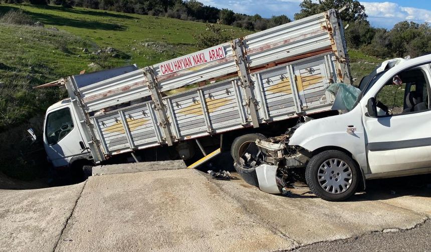 Ticari araçla kamyonet çarpıştı; 2’si ağır, 5 yaralı