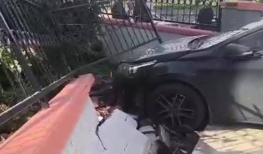 El freni çekilmeyen otomobil bahçe duvarını yıktı