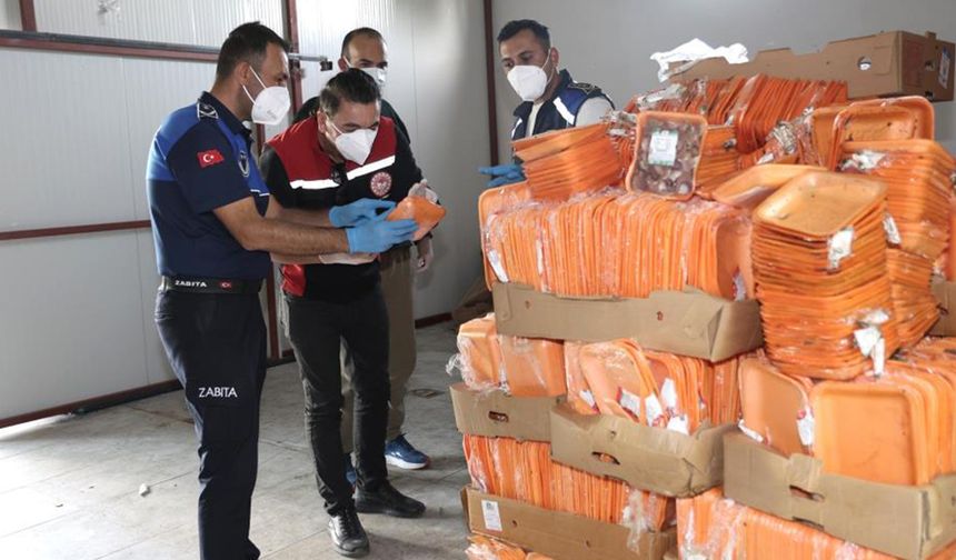 Antalya’da tarihi geçmiş 25 ton tavuk ele geçirildi, 2 işletme mühürlendi
