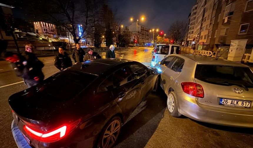 Eskişehir’de kaza yaptı, araçta kilitli kaldı: Alkollü sürücü cam kırılarak çıkartıldı!