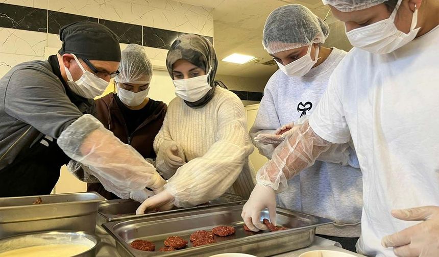 Üniversite öğrencileri Eskişehir'in yöresel lezzetleri için mutfağa girdi