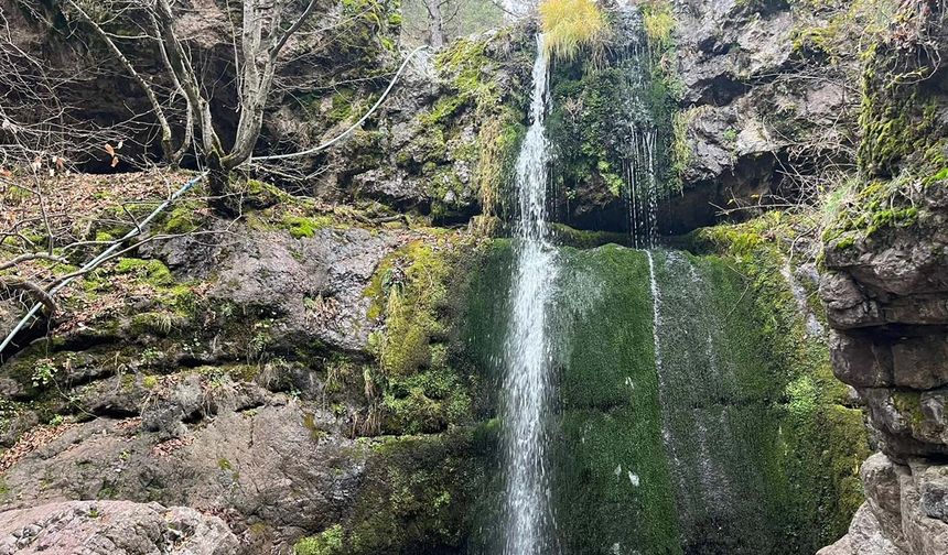 Eskişehir’de Beşikderesi Şelalesi kış manzarasıyla hayran bıraktı