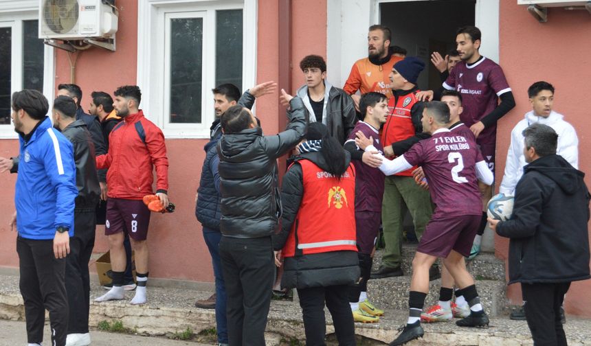 Eskişehir'de olaylı maç: Bir futbolcunun kaşı yarıldı!