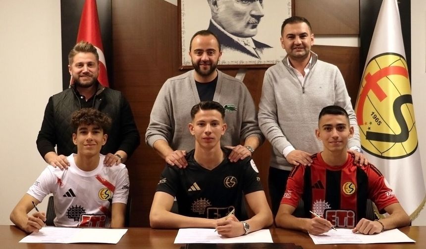 Onlar artık profesyonel: 3 oyuncu imza attı