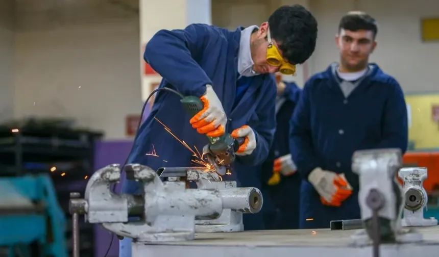 Genç istihdamına destek: 800 bin gence staj imkânı