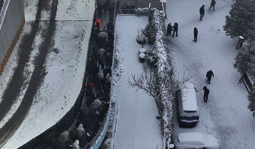 Karlı kaplı yollarda yürüyen vatandaşların karla imtihanı