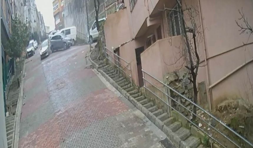 Kağıthane’de faciadan dönüldü: Doğal gaz kutusuna çarpan otomobil takla attı