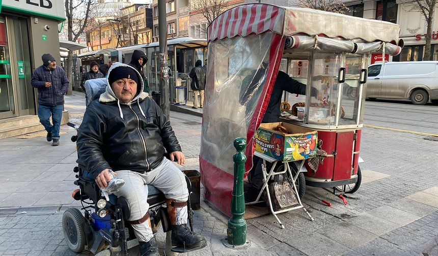 Eskişehir'de dondurucu soğukta hayata tutunma savaşı: Geçinmek için simit satıyor