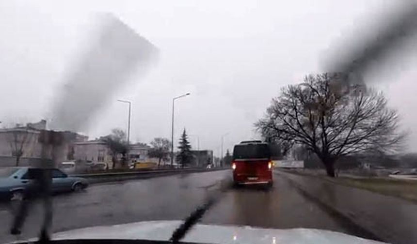 Yağış sonrası çevre yolu ’göle’ döndü, bazı araçlar yolda kaldı