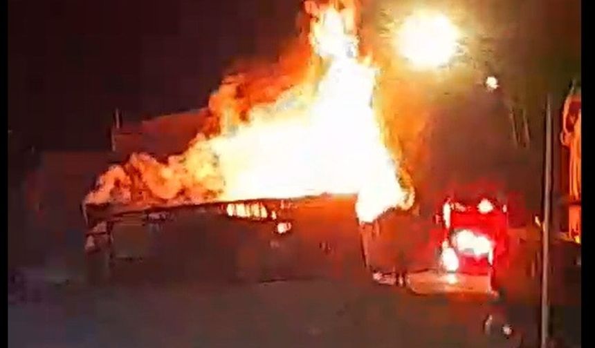 Eskişehir'de korkutan yangın: Ahşap dolu depo alevlere teslim oldu!