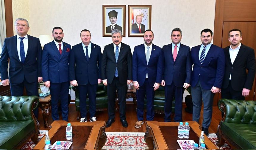 Eskişehirspor yönetimi, Vali Yılmaz'ı ziyaret etti