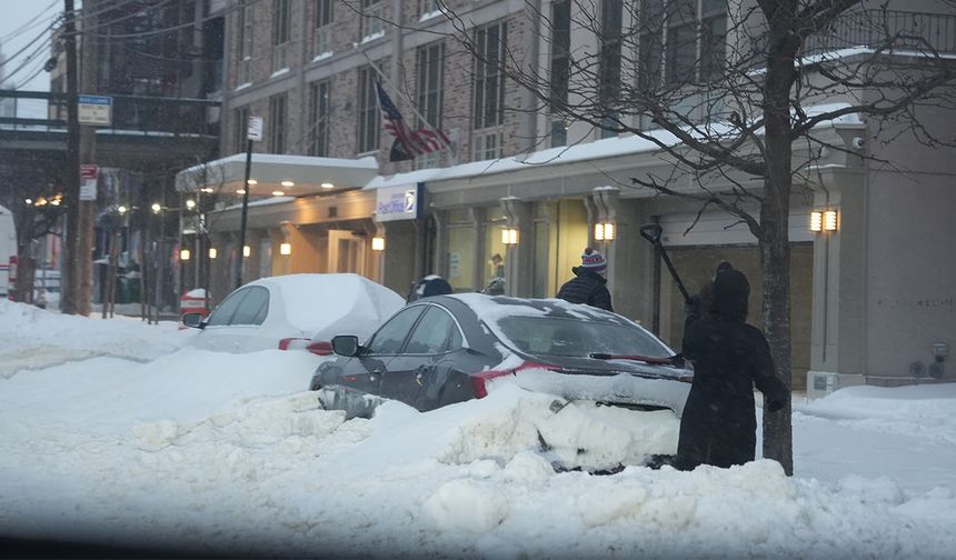 ABD'de kar fırtınası kabusu sürüyor: En az 13 bin uçuş iptal edildi, 953 bin kişi elektriksiz kaldı