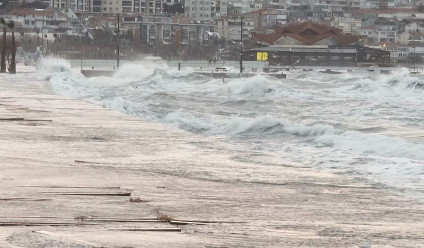 İstanbul’da lodos nedeniyle deniz seferleri iptal edildi