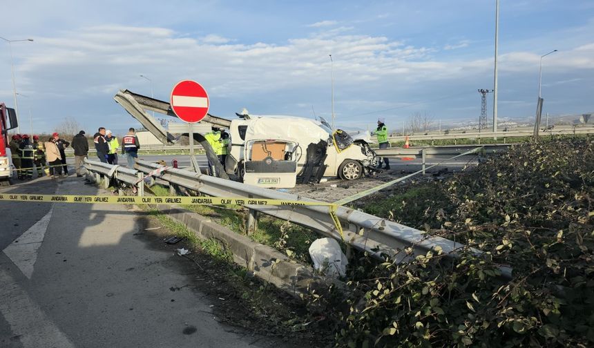 TEM’de hafif ticari araç bariyerlere saplandı, 2 kişi hayatını kaybetti