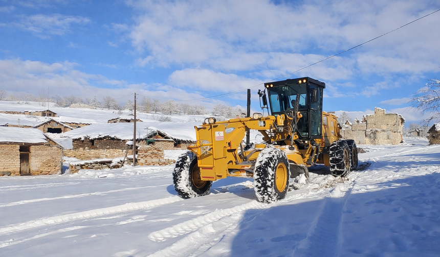 Karla kapanan mahallede zamanla yarış: Eskişehir Büyükşehir ekipleri hastaya ulaştı