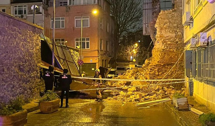 Beyoğlu’nda tarihi metruk binanın duvarı böyle yıkıldı