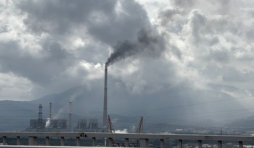 Soma’da, termik santralden yükselen siyah duman kentin soluğunu kesiyor