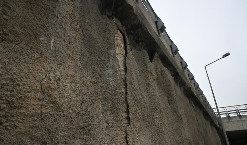 Eskişehir'in alt geçitte çökme tehlikesi: Araçlar ve yayalar risk altında