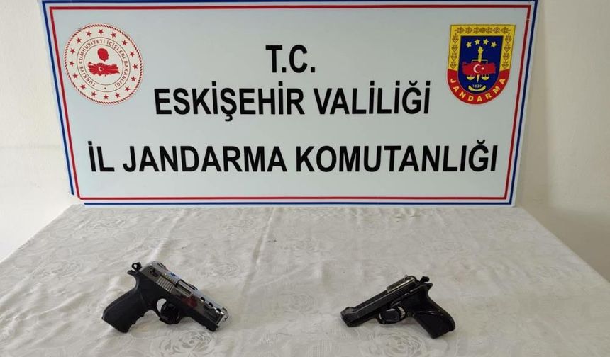 Eskişehir'de ruhsatsız tabanca satışı iddiasına jandarma operasyonu