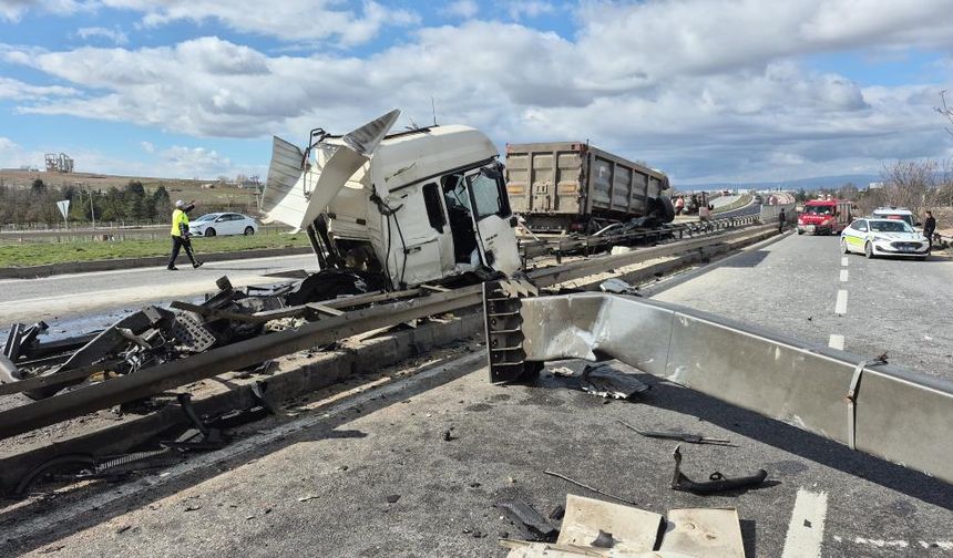 Eskişehir’de korkunç kaza: Tabelaya çarpan tır ikiye ayrıldı!
