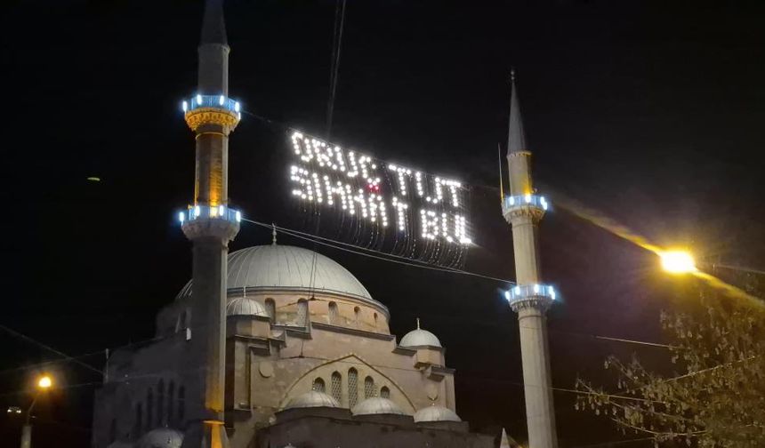Eskişehir'de mahyalar minareleri süslemeye başladı