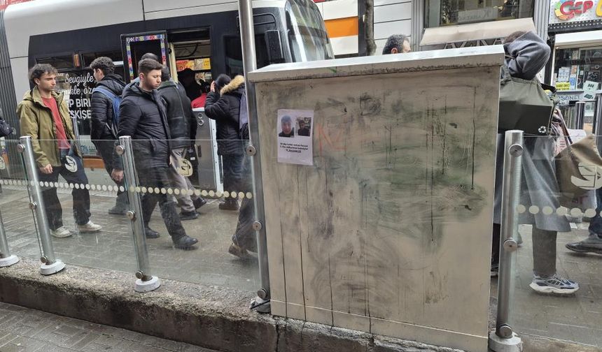 Eskişehir'de tramvay durağına yapıştırılan ilginç not güldürdü