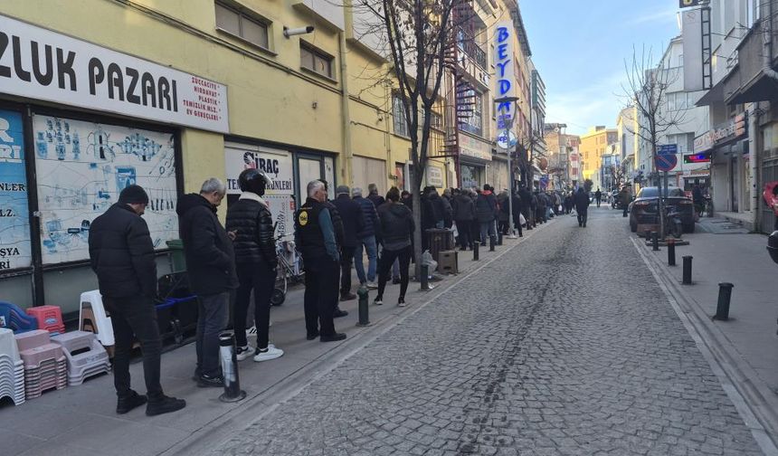 Eskişehir'de ilk iftar öncesi metrelerce "pide" kuyruğu