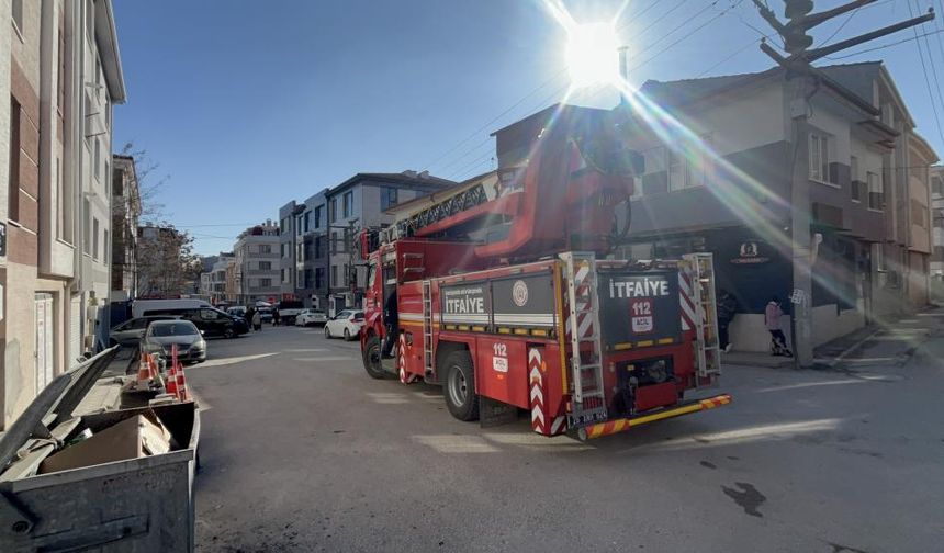 Eskişehir'de baca yangını çıktı: İtfaiye sokağa giremeyince yaya müdahale etti!