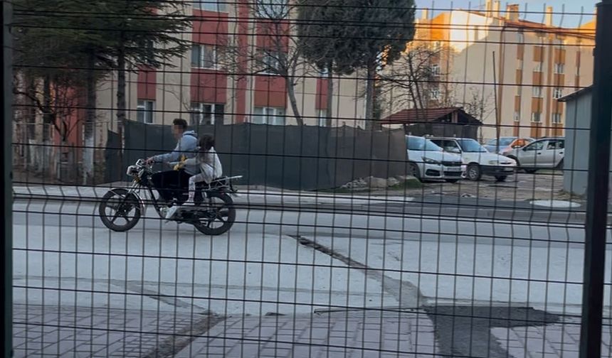 Eskişehir’de kasksız ve plakasız motosikletle tehlikeli tur: Ara sokaklarda yürekler ağza geldi