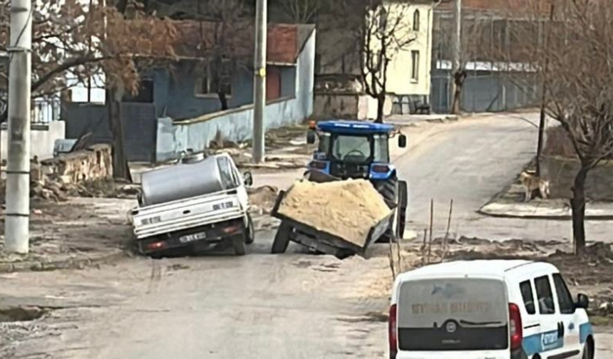 Eskişehir'de yol çöktü: Traktör ve tanker toprağa saplandı!