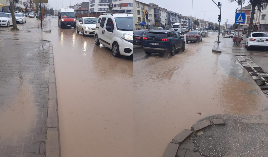 Eskişehir'de caddeler göle döndü, sürücüler zor anlar yaşadı