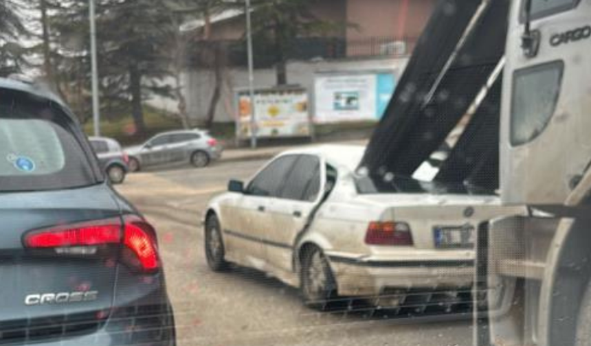 Eskişehir’de feci kaza: Kamyondan fırlayan demirler otomobile saplandı!