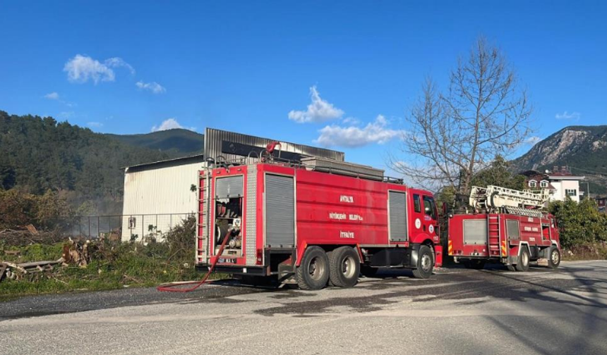 Depo yakınındaki yangın korkuttu