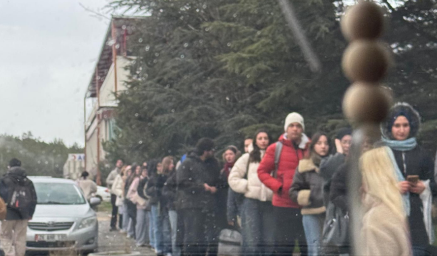 Eskişehir’de o üniversitede ulaşım alarmı: Öğrenciler 200 metre kuyrukta!