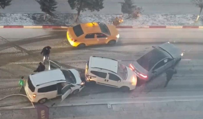 6 araç birbirine girdi