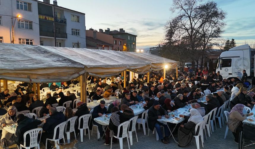 Ramazan bereketi Seyitgazi’de paylaşıldı: Büyükşehir iftarları başladı