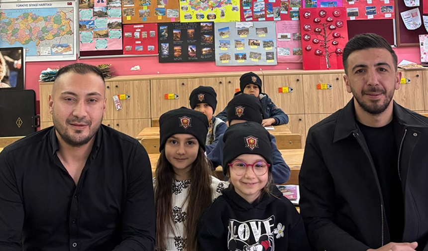 Nefer Tribün’den Anlamlı Ziyaret: Miniklere Bere Dağıttılar