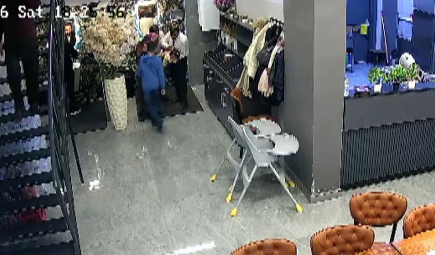 O anlar kamerada: Şefin Heimlich müdahalesi bebeği hayata bağladı