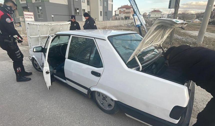 Trafikten men edilen yere yakın Tofaş güçlükle çekiye yüklendi
