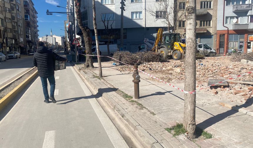 Eskişehir'de kaldırım işgali tehlike saçıyor: O caddede inşaat sorunu!