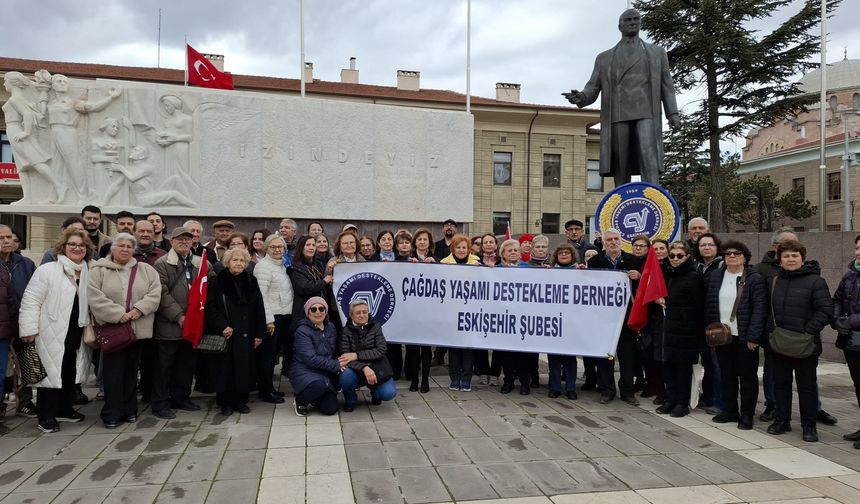 Eskişehir'de ÇYDD 37. yaşını kutladı: Atatürk Anıtı’na çelenk bırakıldı