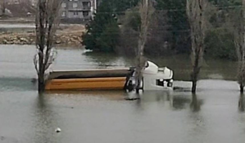 Adana’da köyü su bastı, yollar kapandı: Bir kamyon suya gömüldü