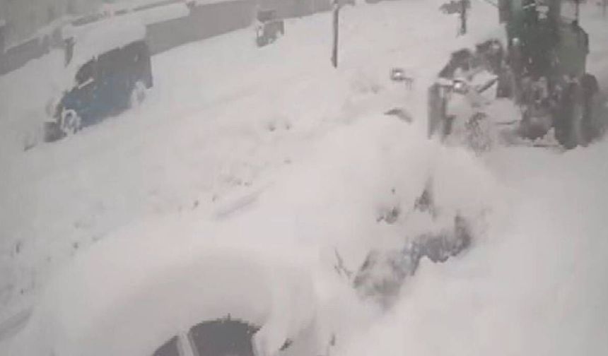 Yoldaki karı temizleyen iş makinası kardan kaybolan otomobile çarptı