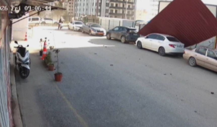 Fırtınanın yerinde söktüğü sac çatı park halindeki 2 aracın üzerine uçtu