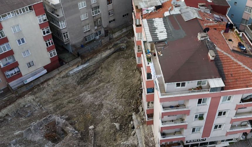 Bahçelievler’de temeli kayan bina havadan görüntülendi