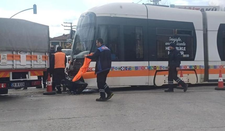 Eskişehir’de tramvay ile minibüs çarpıştı: Tramvay raydan çıktı, seferler aksadı